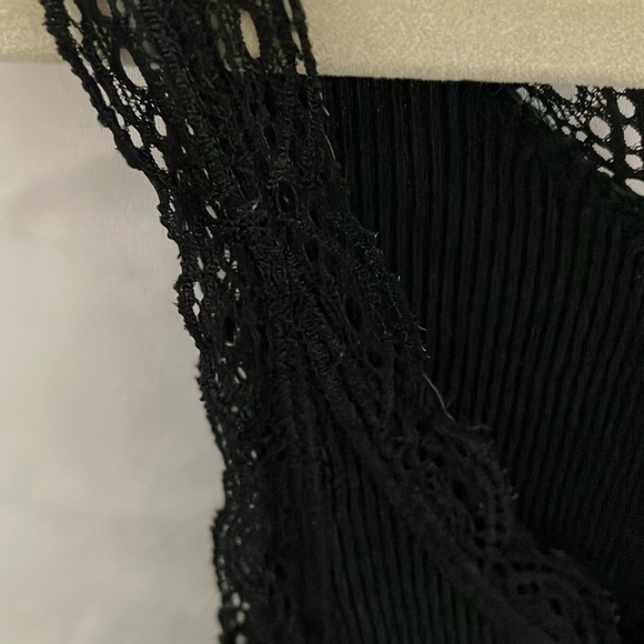 Banana Republic: Black, lace trimmed, ribbed tank top- size XL - Picture 3 of 9